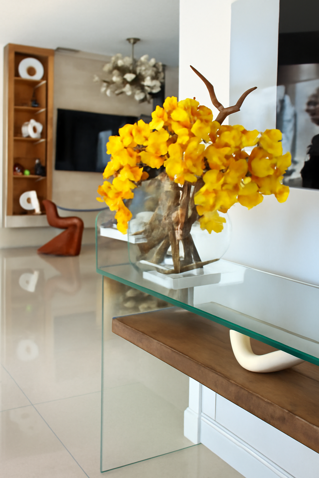 Vase lune en verre 16" avec orchidées jaunes et bois flotté