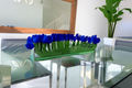 Cache-pot en verre plat 90 cm avec tulipes bleues