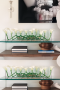 Cache-pot en verre plat 90 cm avec callas blanches