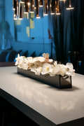 Cache-pot en verre plat teinté noir 120 cm avec orchidées blanches