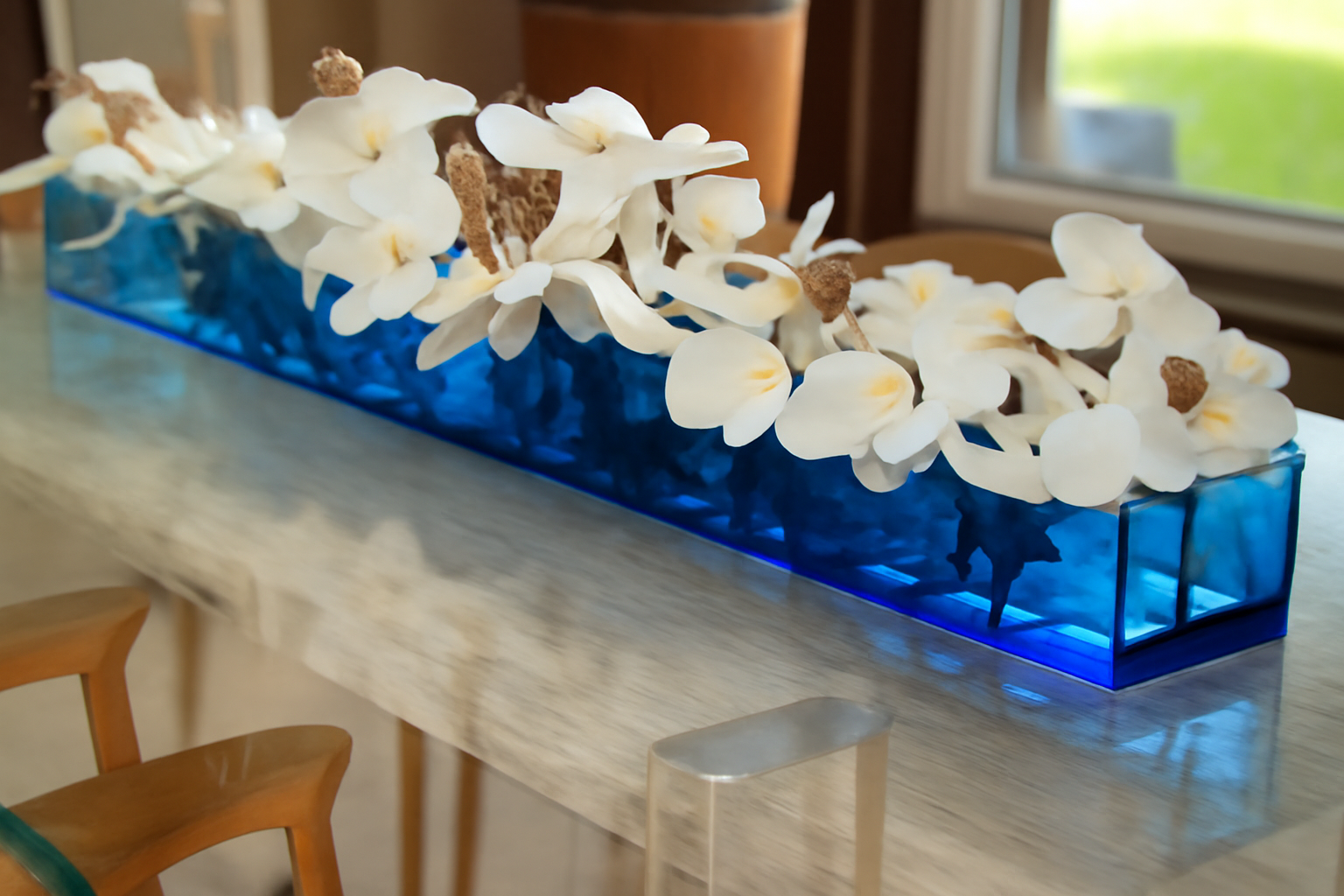 Cache-pot acrylique bleu 48" avec orchidées blanches et bois flotté
