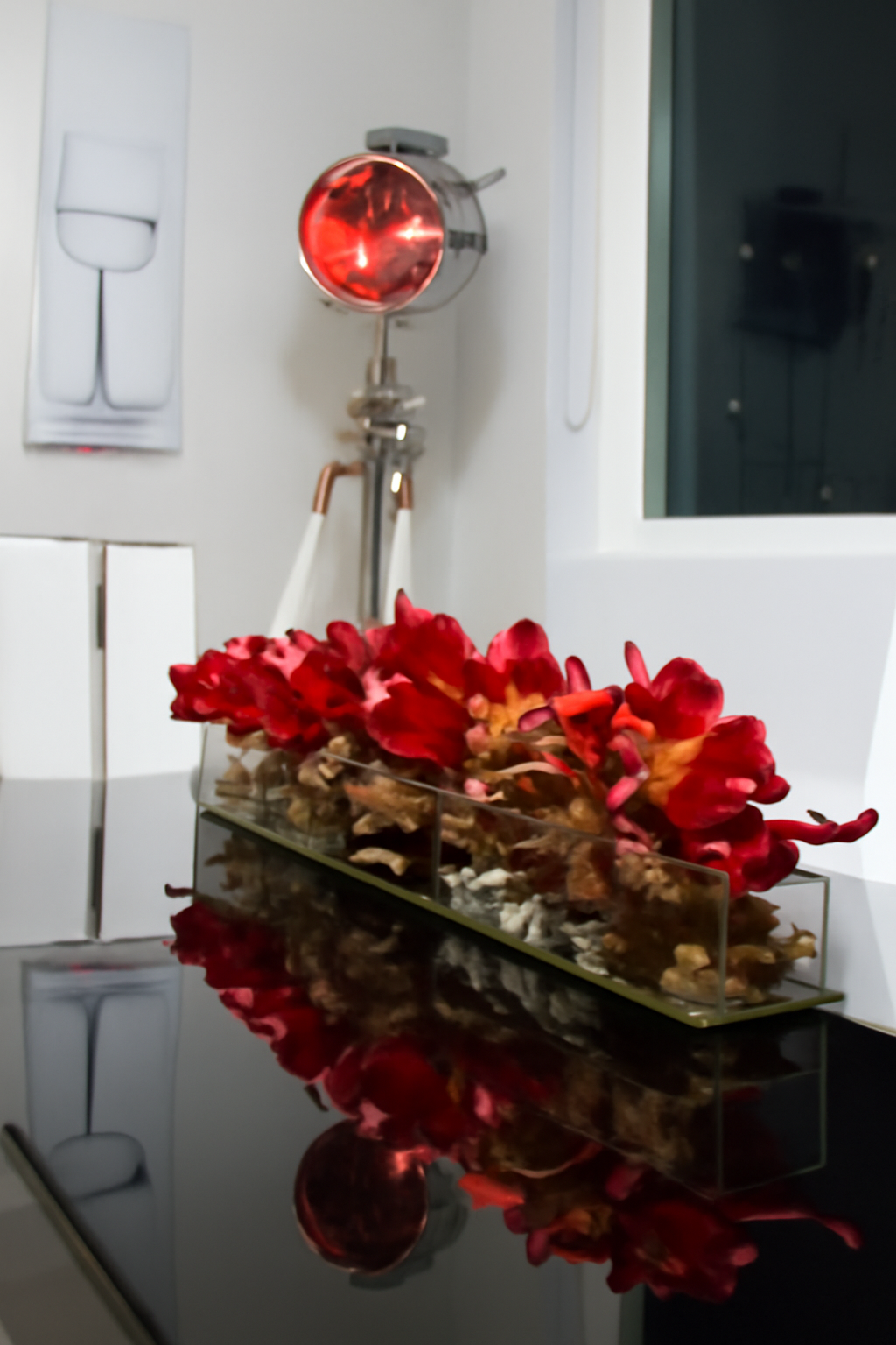 Cache-pot en verre plat 120 cm avec cymbidiums rouges