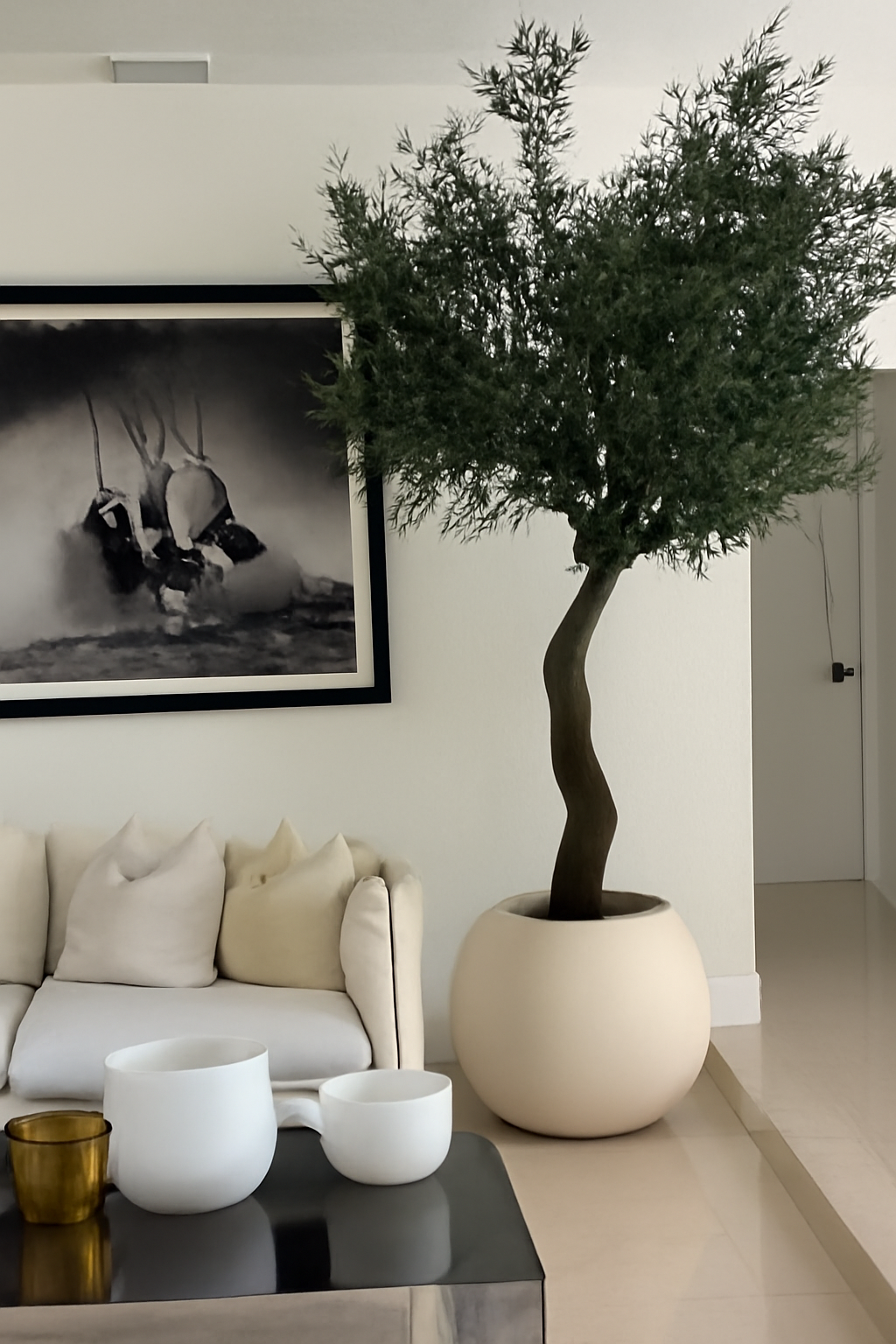 Plante décorative 2,1 m dans cache-pot globe beige mat