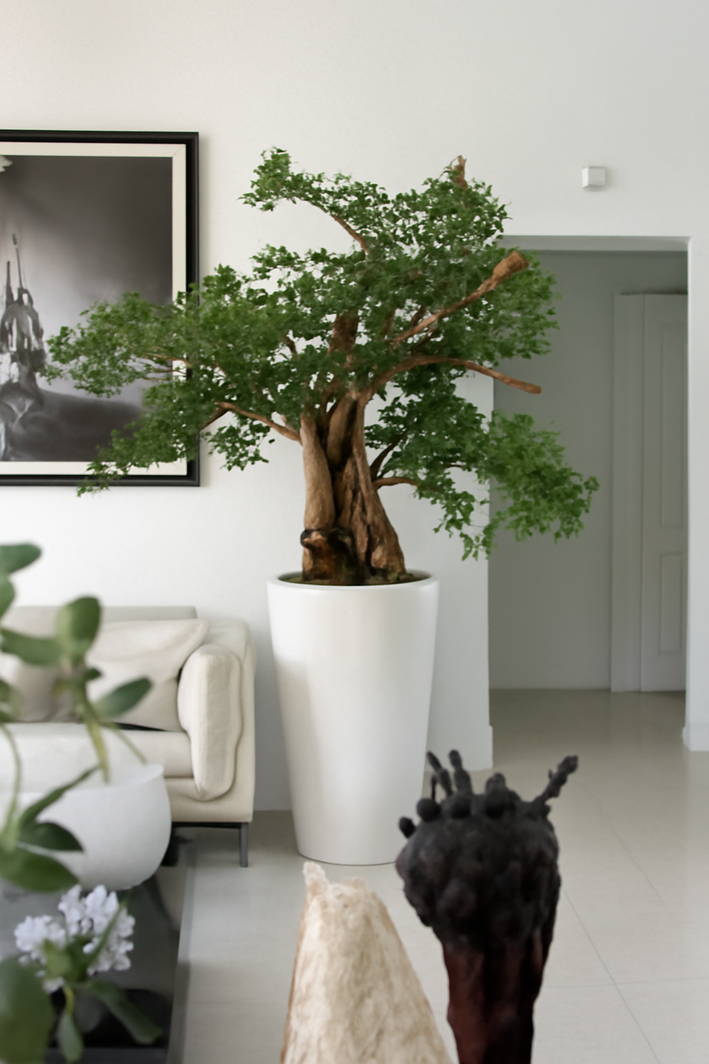 Objet décoratif noir dans pot blanc brillant