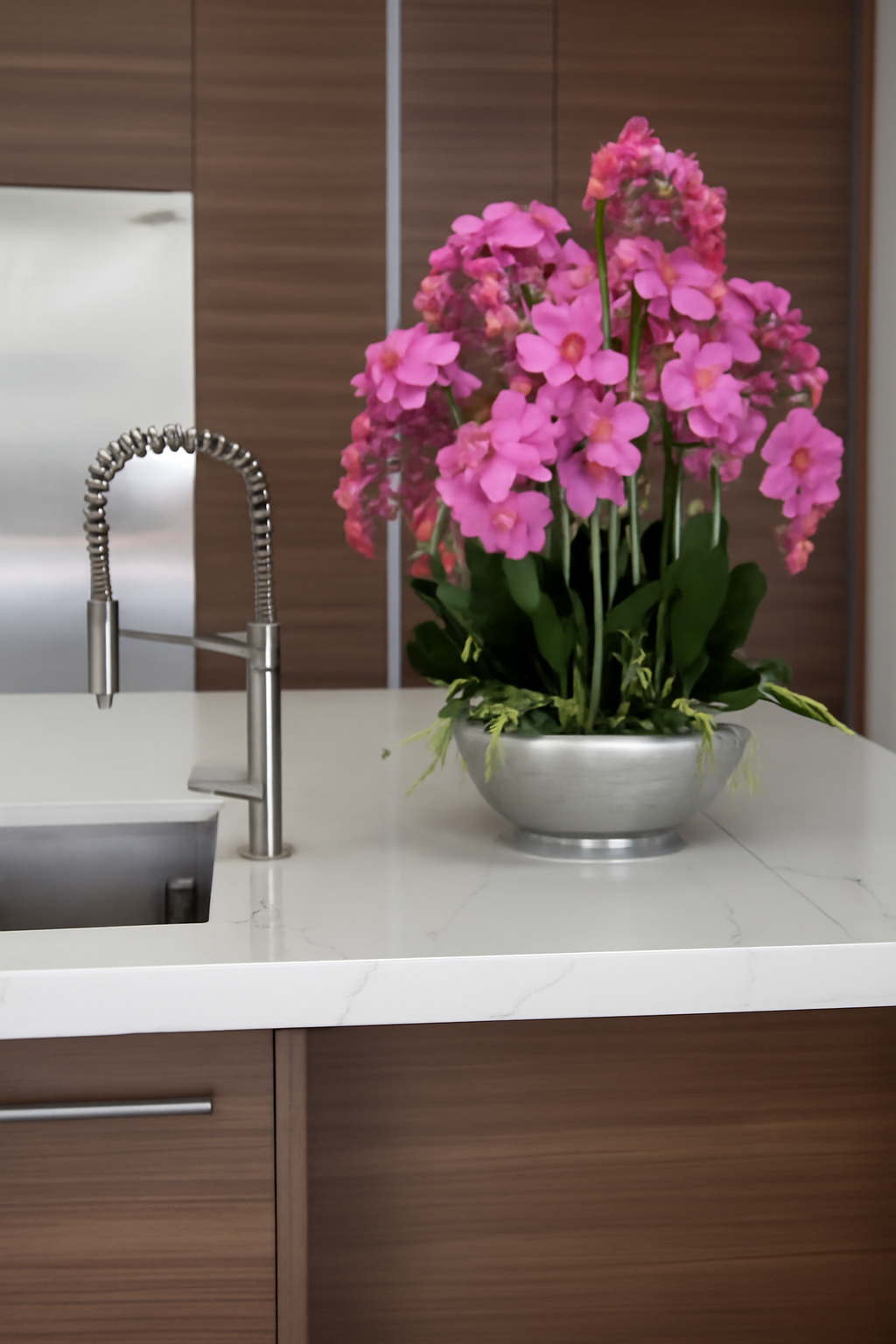 Coupe avec orchidées Phalaenopsis roses