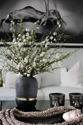 Vase noir avec fleurs blanches