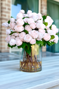 Roses blush dans vase en verre 40cm