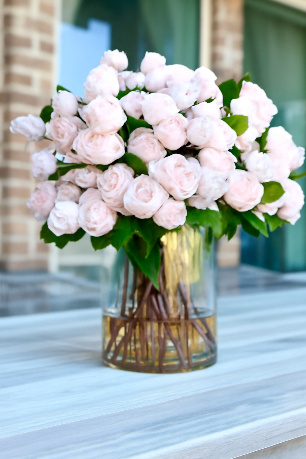 Roses blush dans vase en verre 40cm