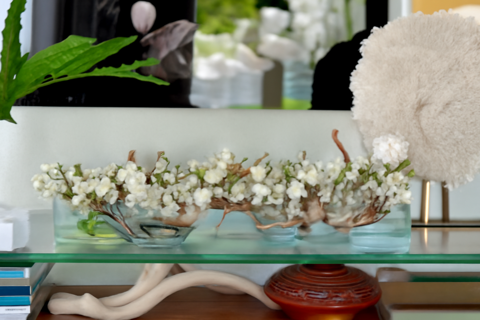 Cache-pot en verre avec fleurs de cerisier