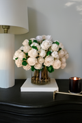 Roses dans cylindre en verre transparent