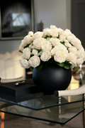 Roses dans vase bocal noir mat