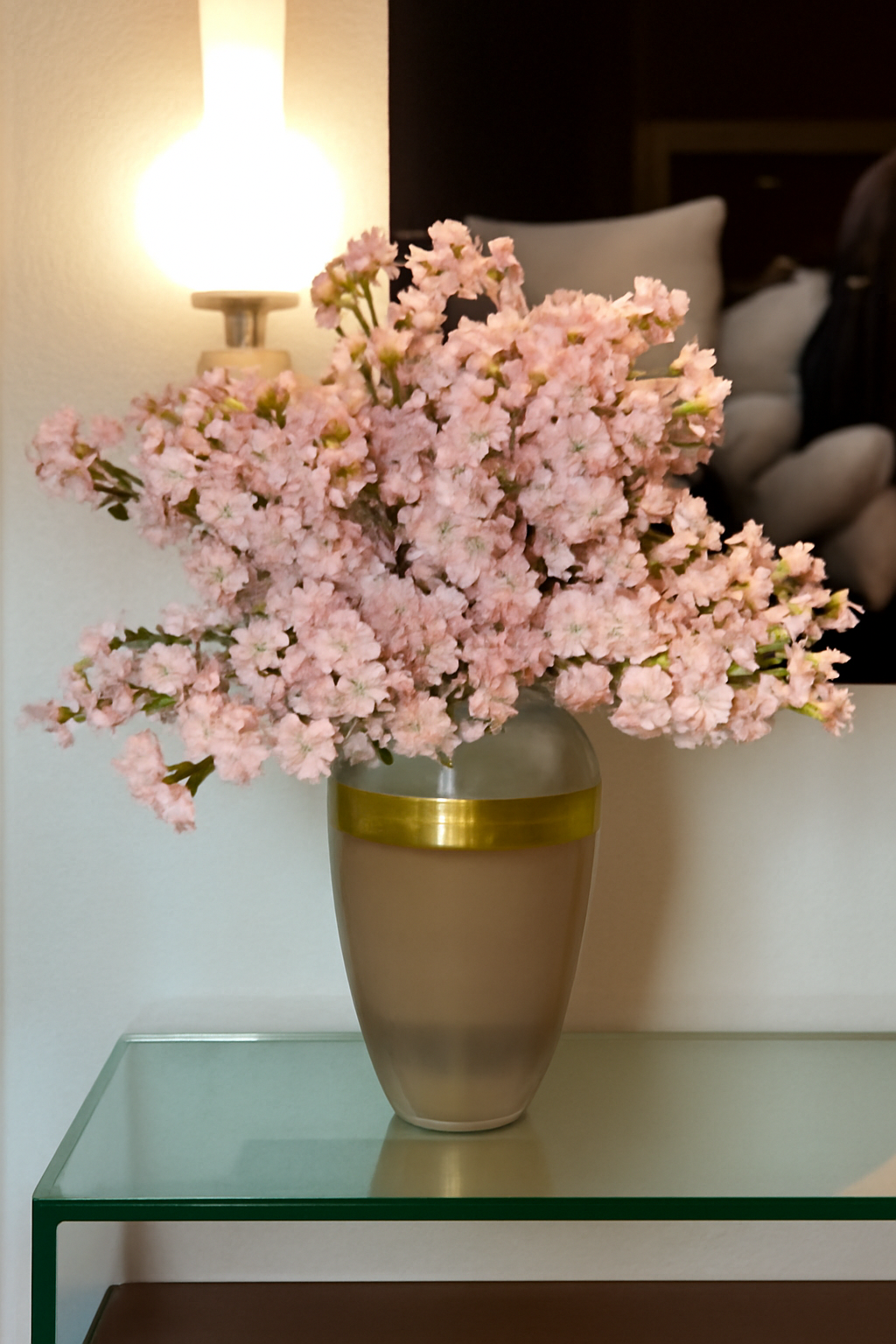 Vase avec fleurs de cerisier roses
