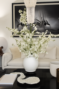 Vase avec fleurs de cerisier