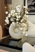 Grand vase avec magnolias et bois flotté