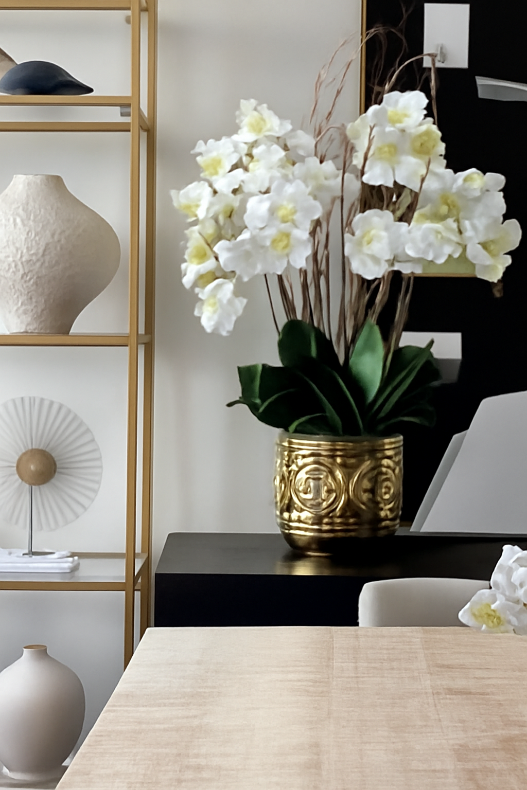 Vase en verre doré avec orchidées