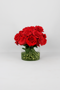 Grand cylindre avec roses rouges