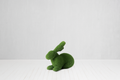 Lapin décoratif couché