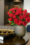 Vase rouge aux roses