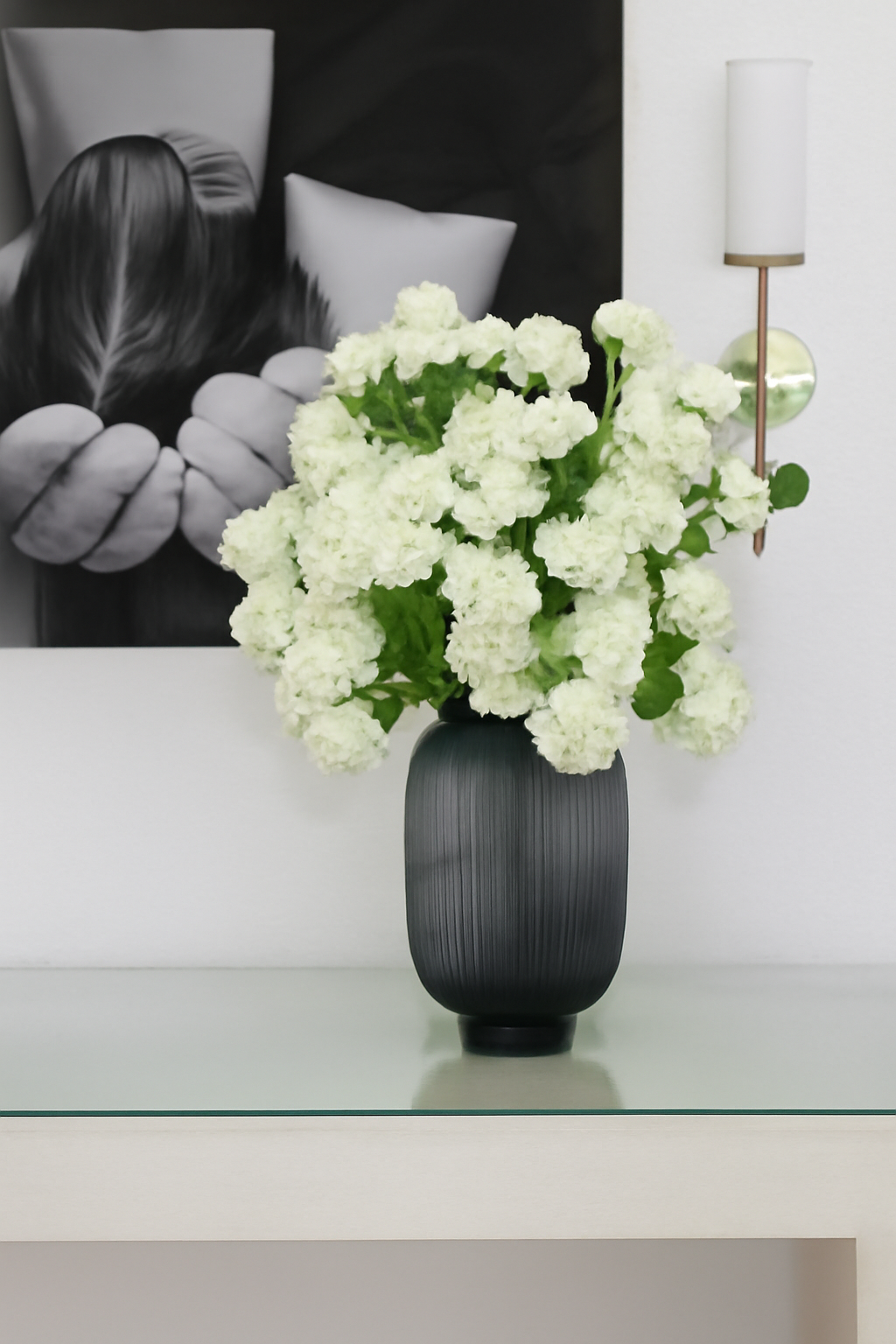 Vase en verre avec hortensias verts