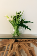 Vase lune avec héliconias verts et callas