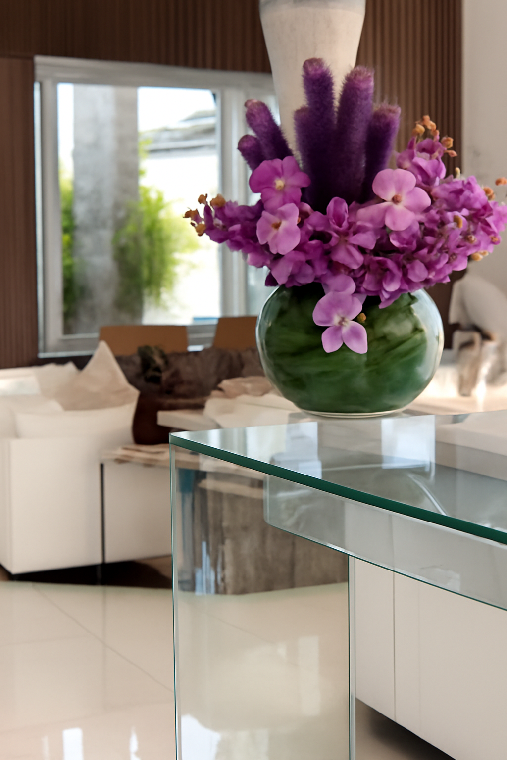 Vase lune avec liatris et orchidées