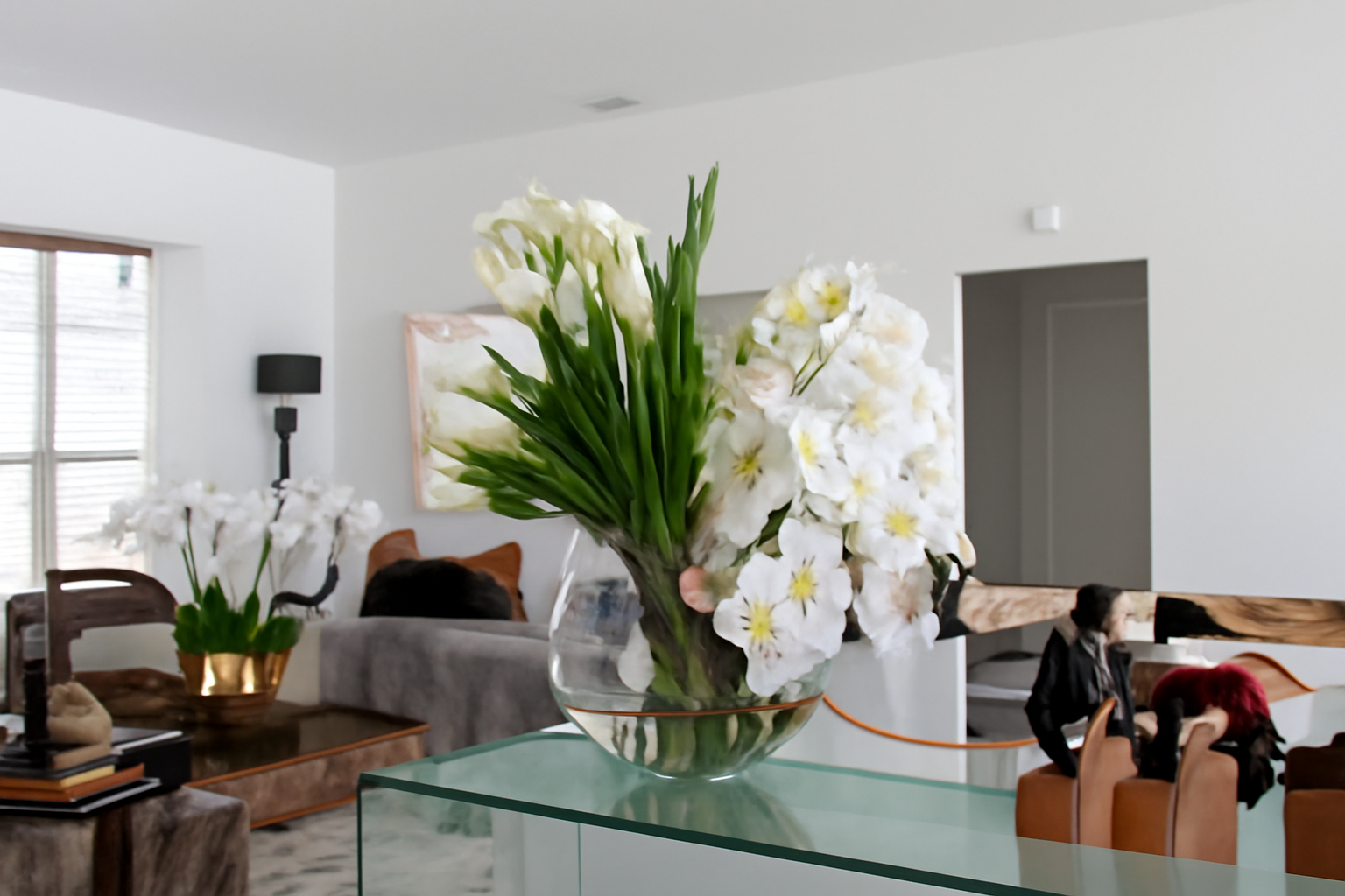 Vase lune avec bouquet de fleurs mélangées