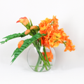 Vase lune avec cymbidiums orange et callas mangue