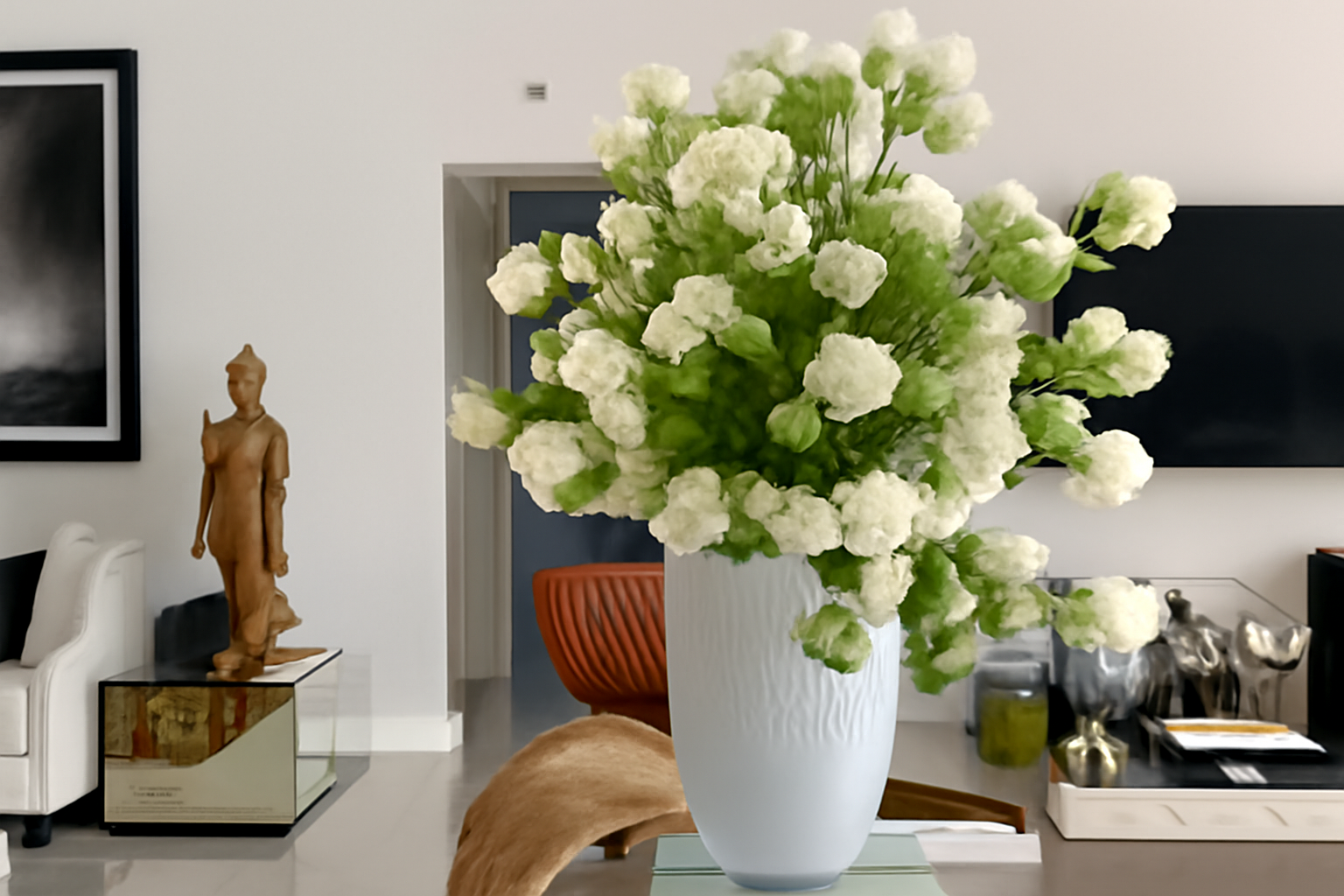 Vase blanc aux hortensias