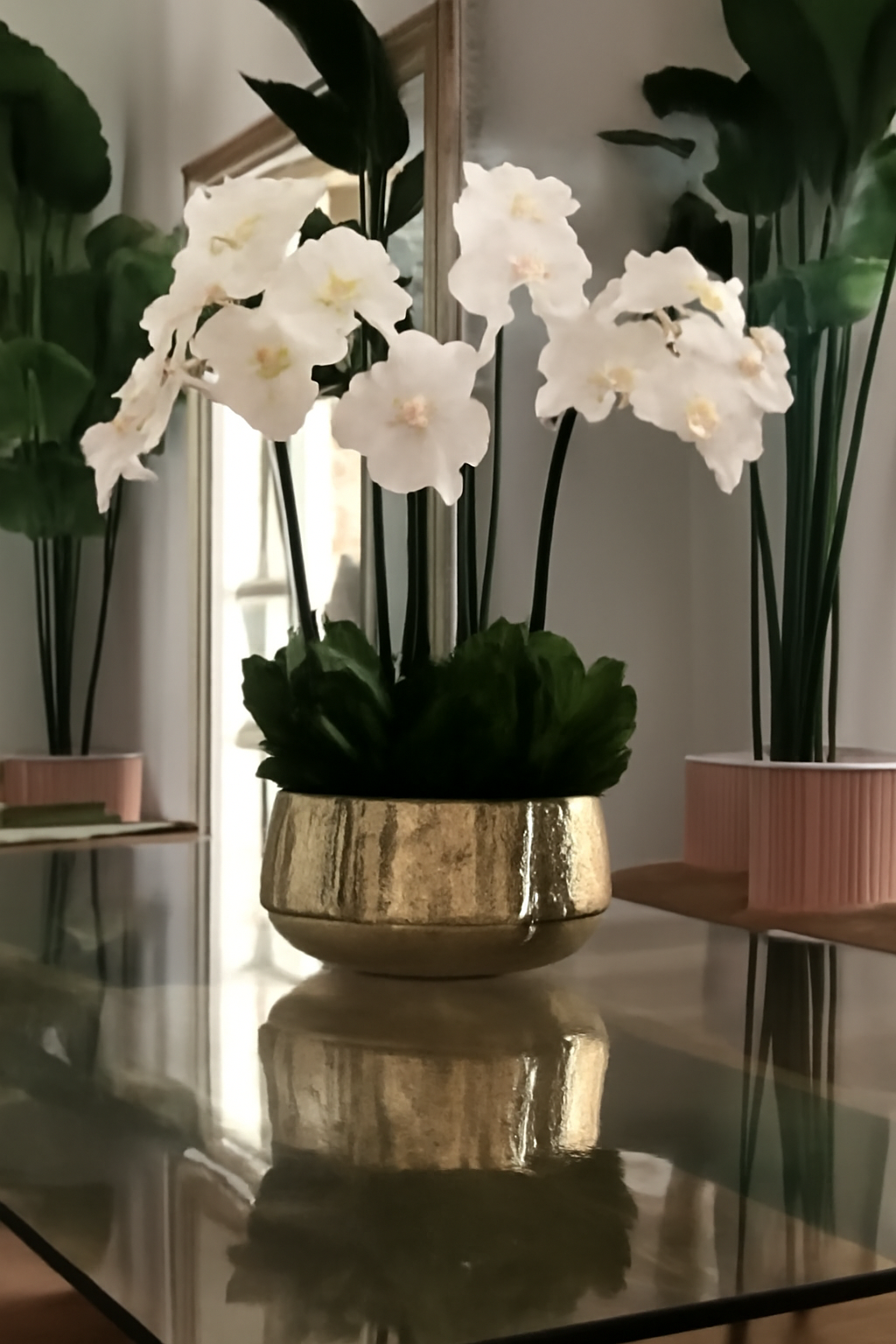Composition florale orchidées dans grand pot doré