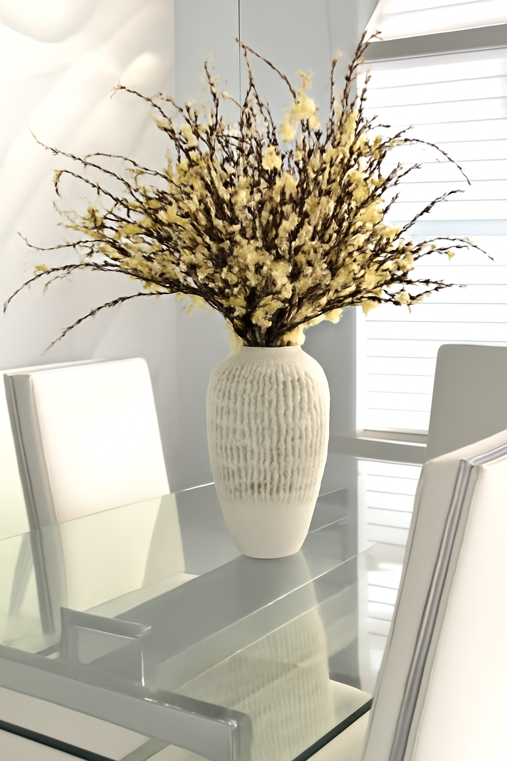Fleurs de cerisier roses dans vase en verre