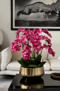 Composition florale orchidées roses dans grand pot doré
