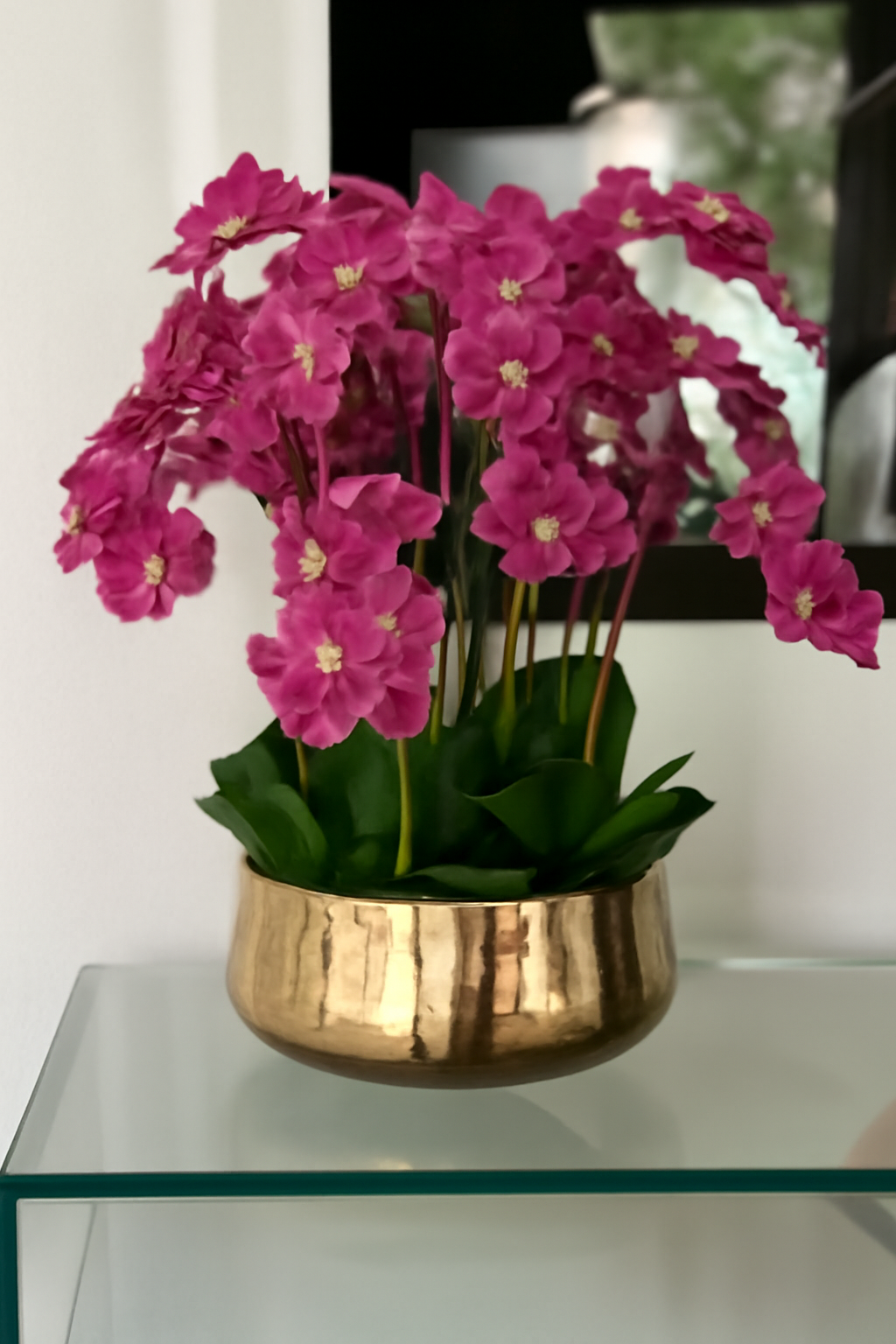 Composition florale orchidées roses dans pot doré moyen