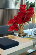 Cymbidiums rouges dans vase lune