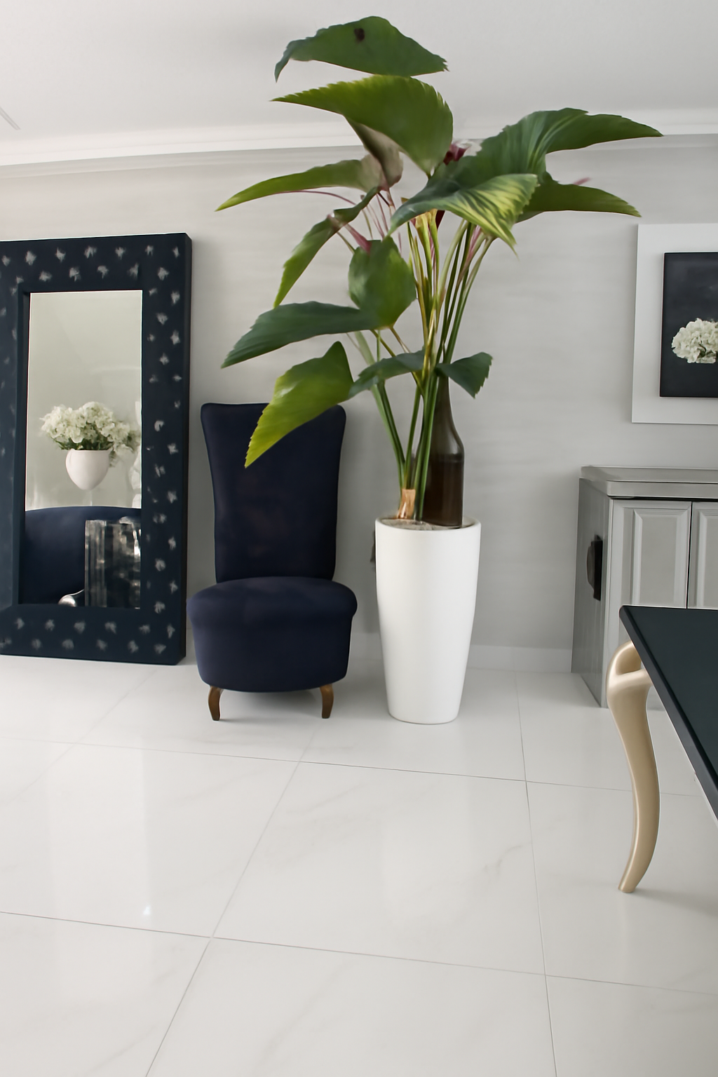 Plante artificielle en pot blanc brillant L
