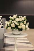 Roses blanches dans coupe en verre