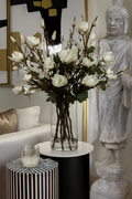 Magnolias blancs dans cylindre en verre 40 cm